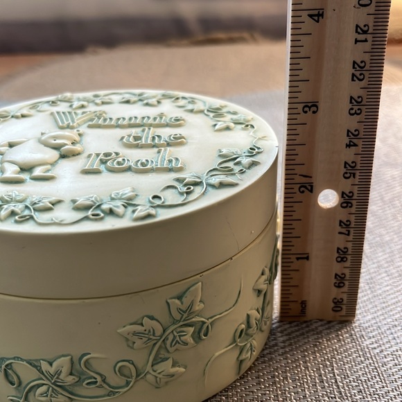 Authentic Disney Winnie the Pooh Limited Edition Covered Round Box - Picture 7 of 10